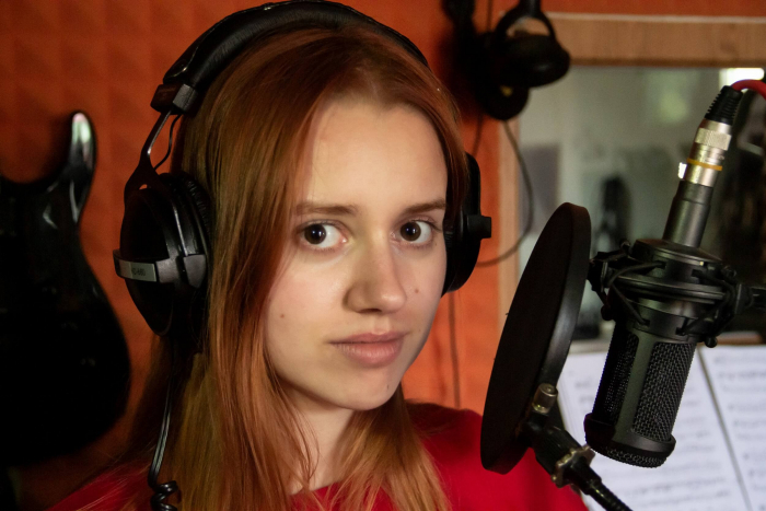 Ужгородка записує аудіоказки українською та іноземними мовами для ютуб-каналу