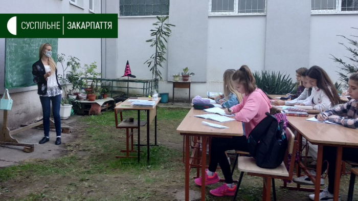 Уроки надворі проводять в Ужгородській школі № 3 (ВІДЕО)
