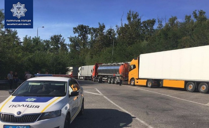 Біля КПП “Ужгород” – кількакілометрова черга з вантажівок
