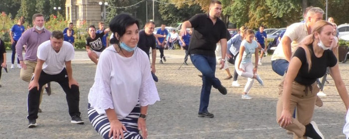 150 ужгородців долучилися до півгодинної ранкової руханки в Ужгороді (ВІДЕО)