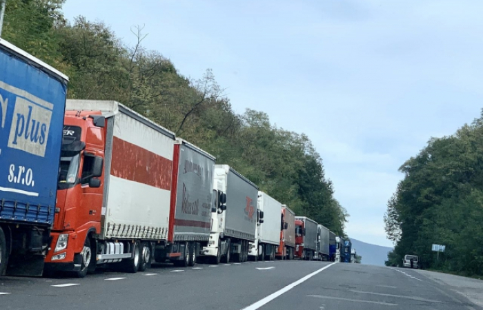 На КПП «Вишнє Нємецьке» вийшов з ладу сканер, через що значне накопичення вантажівок з української сторони