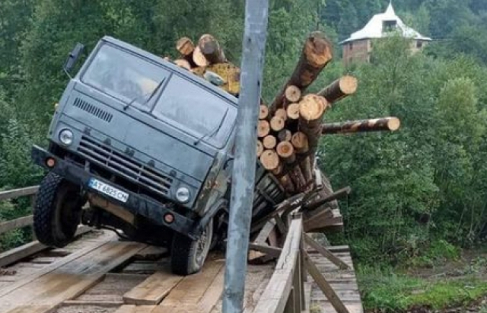 В Карпатах лісовоз з дровами провалився на мосту (ФОТО)

