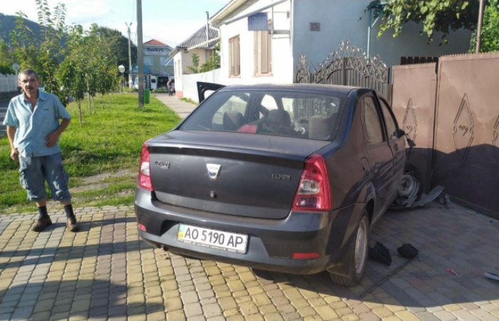 ДТП у Мукачеві: п'яний водій на Dacia влетів в огорожу
