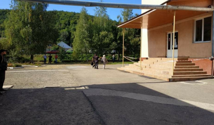 Дітей евакуювали: надійшло повідомлення про замінування школи на Мукачівщині