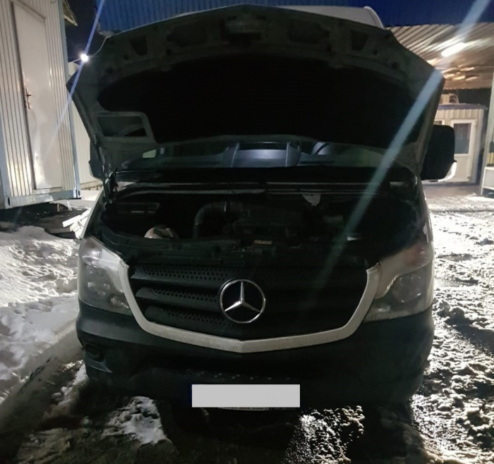 На кордоні в Закарпатті виявили мікроавтобус, викрадений в Італії