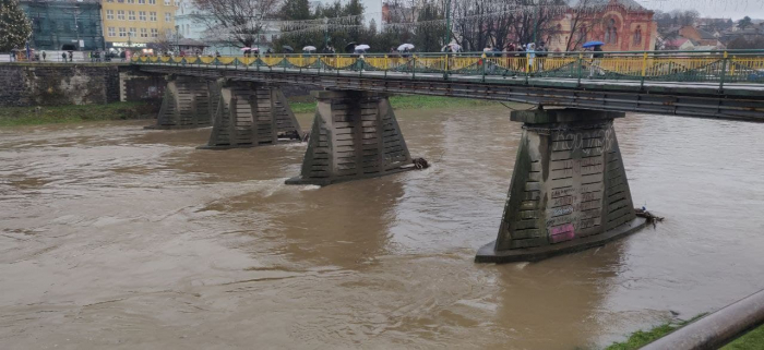 Через сильні опади почав підніматися Уж: поруч з Ужгородом є підтоплені мікрорайони (ВІДЕО)