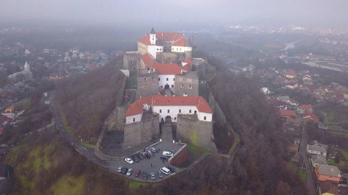 Фото та відео дня: містичне Мукачево та замок Паланок у тумані