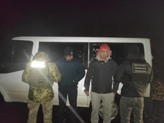 На Закарпатті прикордоники затримали контрабандистів з бусом, вщерть набитим цигарками
