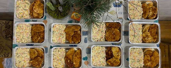 100 повноцінних обідів напередодні Нового року роздали безхатькам в Ужгороді
