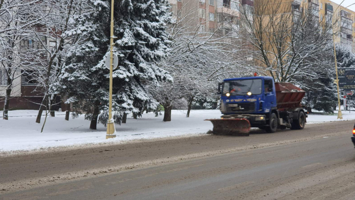 Водіїв в Ужгороді просять не залишати припарковані авто на узбіччях вулиць