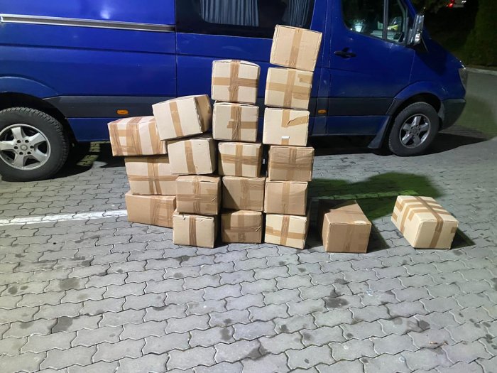 Пасажир мікроавтобуса з Італії хотів завезти 600 одиниць брендового одягу без оподаткування на кордоні