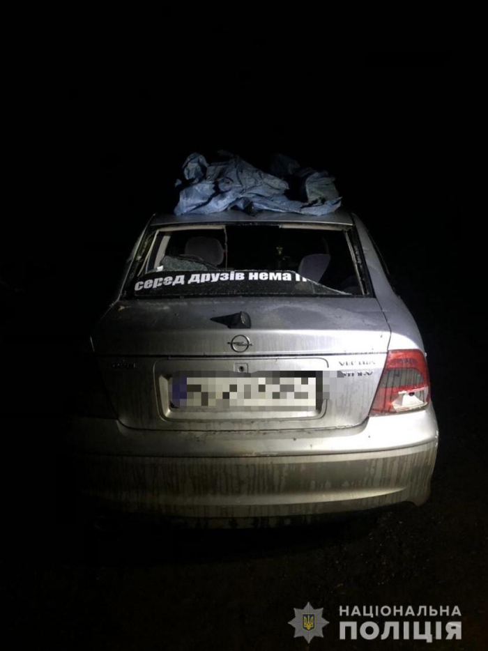 Пошкодили автомобілі та нанесли тілесні ушкодження: у вчиненні хуліганства поліція підозрює закарпатців