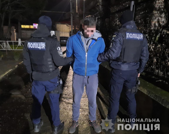 В Ужгороді поліцейські затримали одного з грабіжників, що напали на жінку