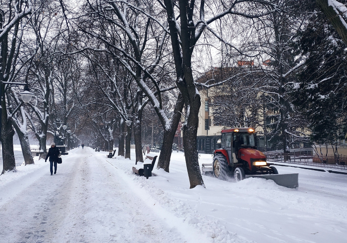 Комунальники розчищають сніг на тротуарах та вулицях Ужгорода