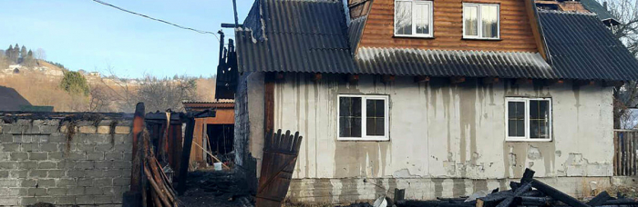 Рятувальники гасили будинок на Закарпатті, господарі якого перебувають за кордоном