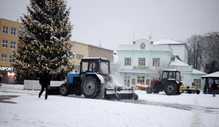 Комунальники усувають наслідки снігопаду в Ужгороді (ФОТО)