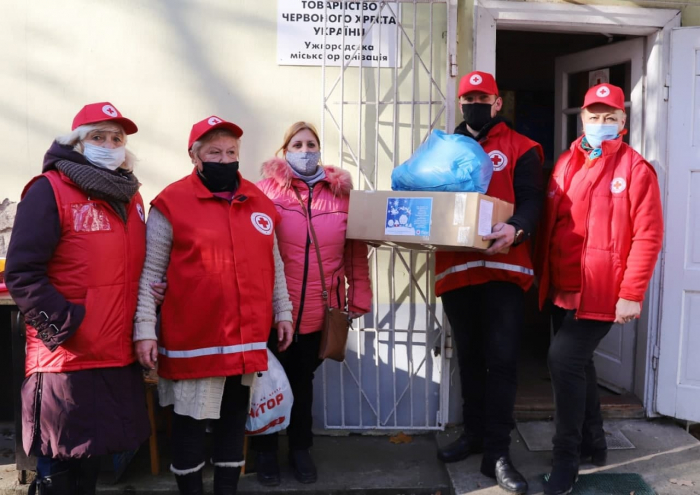 Трьом десяткам малозабезпечених сімей в Ужгороді сьогодні вручили допомогу 