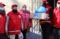 Трьом десяткам малозабезпечених сімей в Ужгороді сьогодні вручили допомогу 
