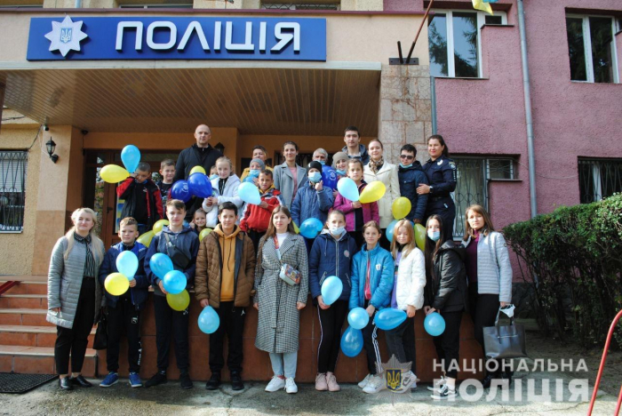 День відкритих дверей у поліції: Ужгородські школярі завітали на екскурсію до районного управління поліції