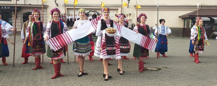 Гуцулка і гопак: у центрі Ужгорода танцювали студенти Закарпаття і Харківщини 