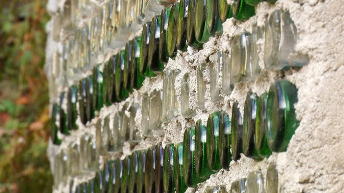 Диво-будинок з більше 80 тисяч пляшок звів чоловік на Тячівщині (ВІДЕО)