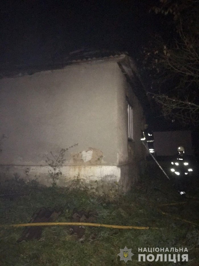 На Закарпатті поліція розслідує факт пожежі, в якій загинули пенсіонерка та її малолітній онук 