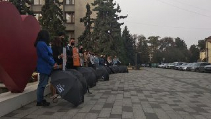 Без слів та з інформаційними листівками: в Ужгороді пройшла хода до дня протидії торгівлі людьми (ВІДЕО)