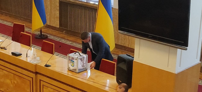 Розпочалося таємне голосування за дострокове припинення повноважень діючого голови облради Петрова