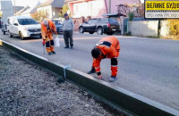 У с. Пийтерфолво дорожники влаштовують бордюри та дренажні лотки
