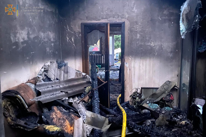 На Мукачівщині пожежники рятували від знищення будинок, який загорівся від димаря (ФОТО)