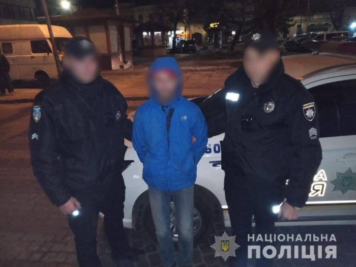 В Ужгороді поліцейські оперативно затримали розбійника, який, озброївшись ножем, проник в помешкання потерпілого