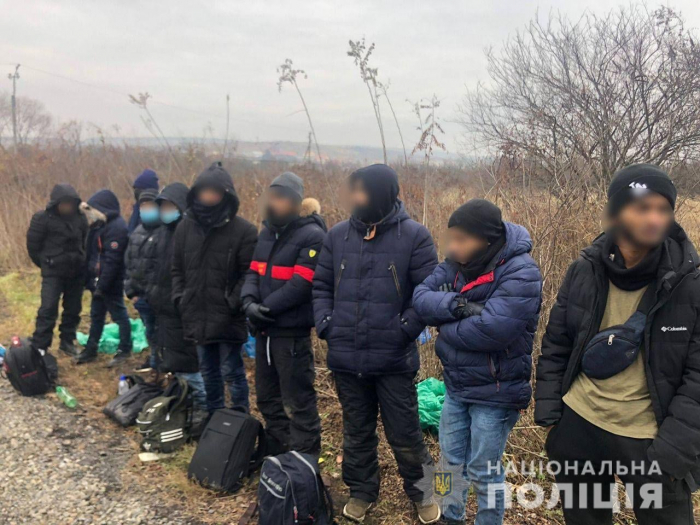 Закарпатські правоохоронці затримали двох переправників з групою нелегальних мігрантів