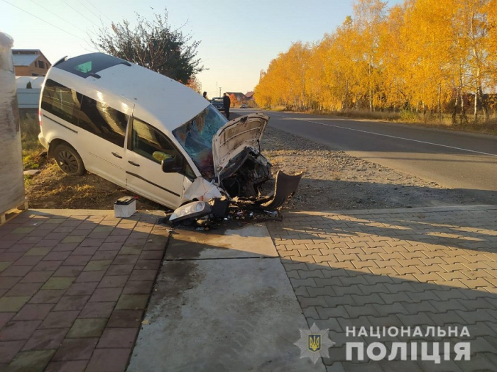 ДТП на Берегівщині: постраждав неповнолітній водій та ще троє пасажирів (ФОТО)