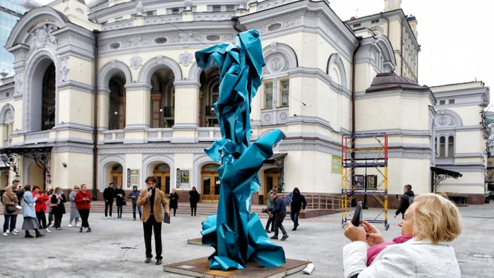 Скульптурну інсталяцію закарпатця, одного з найдорожчих художників в Україні, розмістили в центрі Києва