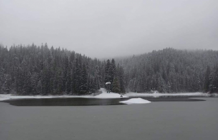 Cиневирське озеро вкрило першим снігом (ФОТОФАКТ)