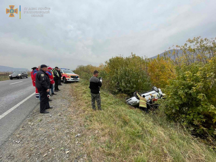 На Закарпатті рятувальники визволяли водія із перекинутого автомобіля (ФОТО)