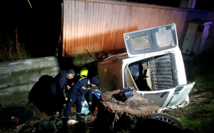 На Тячівщині автівка влетіла у бетонну опору – одна людина загинула, троє травмувались (ФОТО)