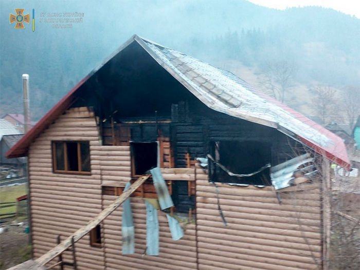 На Закарпатті сусіди повідомили про пожежу в будинку, де ніхто не живе (ФОТО)