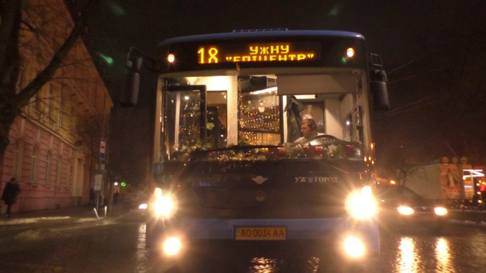 "Покращують настрій". Що кажуть ужгородці про колядки в міських автобусах?