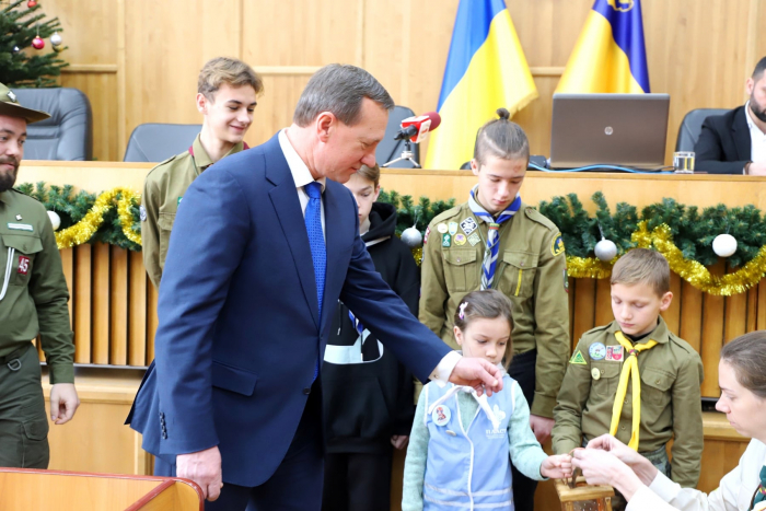 Пластуни передали Вифлиємський вогонь миру в Ужгородську міську раду (ФОТО)