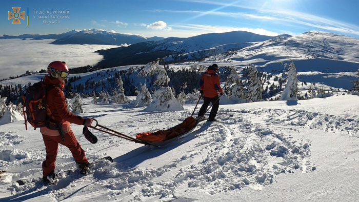 Рахівські рятувальники надали допомогу туристу, що травмувався під час катання на лижах