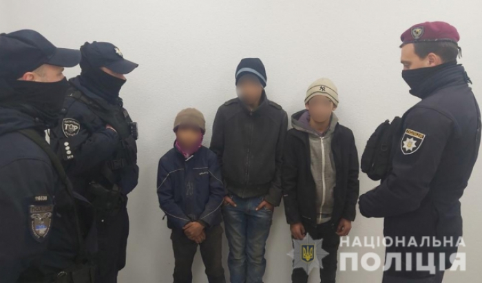 В Ужгороді поліція затримала неповнолітніх, які пограбували людей (ФОТО, ВІДЕО)
