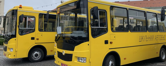 Дві громади Закарпатської області отримали нові шкільні автобуси
