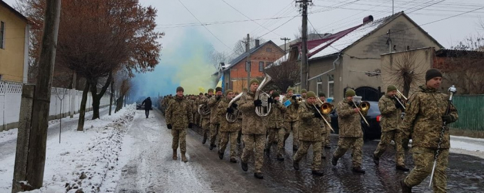 Повернулися з ООС: урочистим маршем пройшли бійці 128-ї бригади у Мукачеві