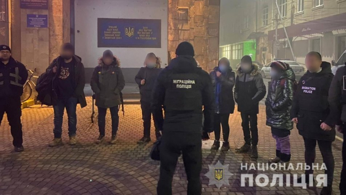 Мандрували до ЄС: вісьмох іноземців виявили правоохоронці на Закарпатті 