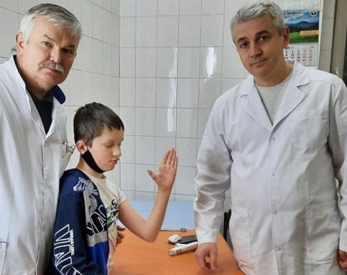 На Закарпатті лікарі виконали рідкісну операцію: реплантували палець дитині