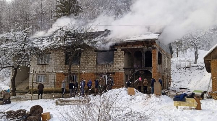 На Закарпатті загорівся будинок через жарину, яка випала з печі
