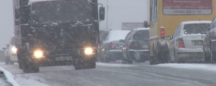 Від снігу дороги на Закарпатті розчищає спецтехніка
