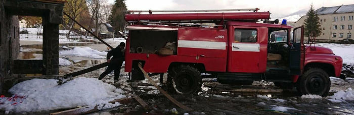 На Закарпатті рятувальники продовжують ліквідовувати наслідки негоди (ФОТО)