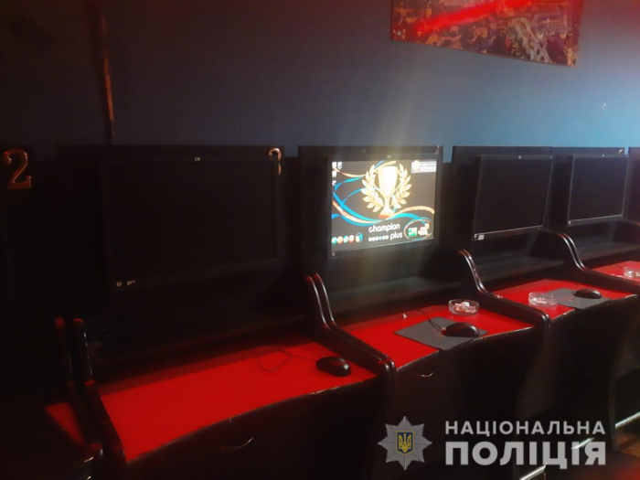 У Рахові поліцейські припинили роботу незаконного підпільного "казино" (ФОТО)